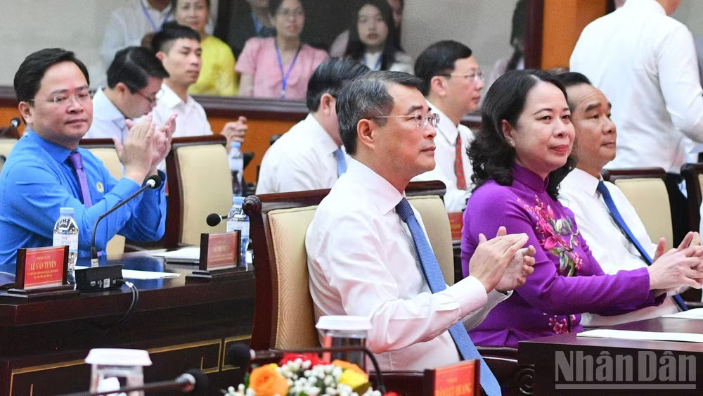 Thủ tướng Lê Minh Hưng và các đại biểu tham dự Lễ phát động Phong trào thi đua quyết tâm thực hiện thắng lợi mục tiêu tăng trưởng bền vững 2 con số giai đoạn 2026-2030. (Ảnh: Thanh Giang) Thủ tướng Lê Minh Hưng và các đại biểu tham dự Lễ phát động Phong trào thi đua quyết tâm thực hiện thắng lợi mục tiêu tăng trưởng bền vững 2 con số giai đoạn 2026-2030. (Ảnh: Thanh Giang)