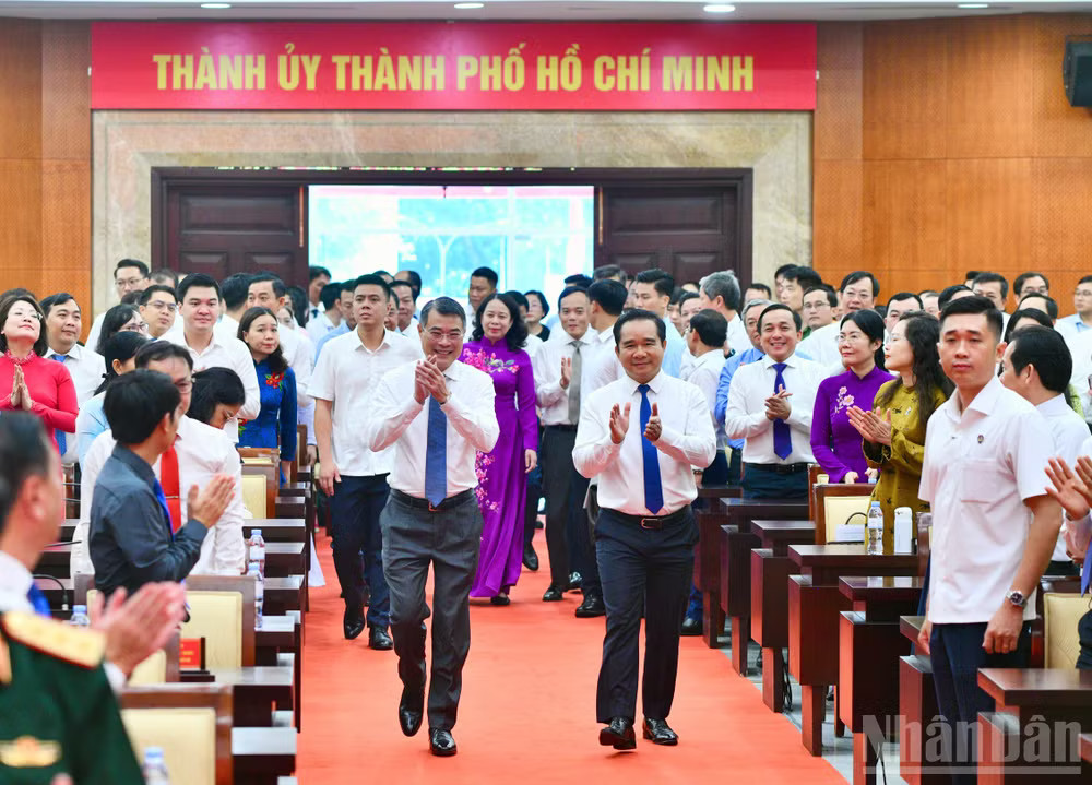 Thủ tướng Chính phủ Lê Minh Hưng tới dự Lễ phát động Phong trào thi đua quyết tâm thực hiện thắng lợi mục tiêu tăng trưởng bền vững 2 con số giai đoạn 2026-2030. (Ảnh: Thanh Giang) Thủ tướng Chính phủ Lê Minh Hưng tới dự Lễ phát động Phong trào thi đua quyết tâm thực hiện thắng lợi mục tiêu tăng trưởng bền vững 2 con số giai đoạn 2026-2030. (Ảnh: Thanh Giang)