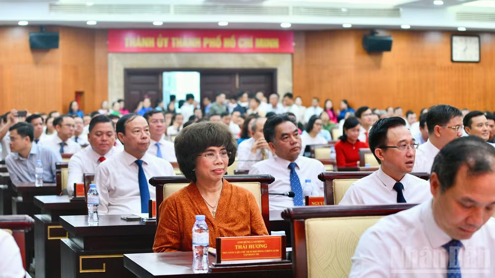 Các đại biểu tham dự Lễ phát động Phong trào thi đua quyết tâm thực hiện thắng lợi mục tiêu tăng trưởng bền vững 2 con số giai đoạn 2026-2030. (Ảnh: Thanh Giang) Các đại biểu tham dự Lễ phát động Phong trào thi đua quyết tâm thực hiện thắng lợi mục tiêu tăng trưởng bền vững 2 con số giai đoạn 2026-2030. (Ảnh: Thanh Giang)