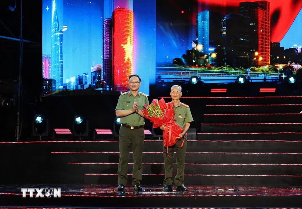 ttxvn-to-quoc-binh-yen-tai-hien-nhung-tran-tuyen-tham-lang-cua-luc-luong-an-ninh-nhan-dan3.jpg