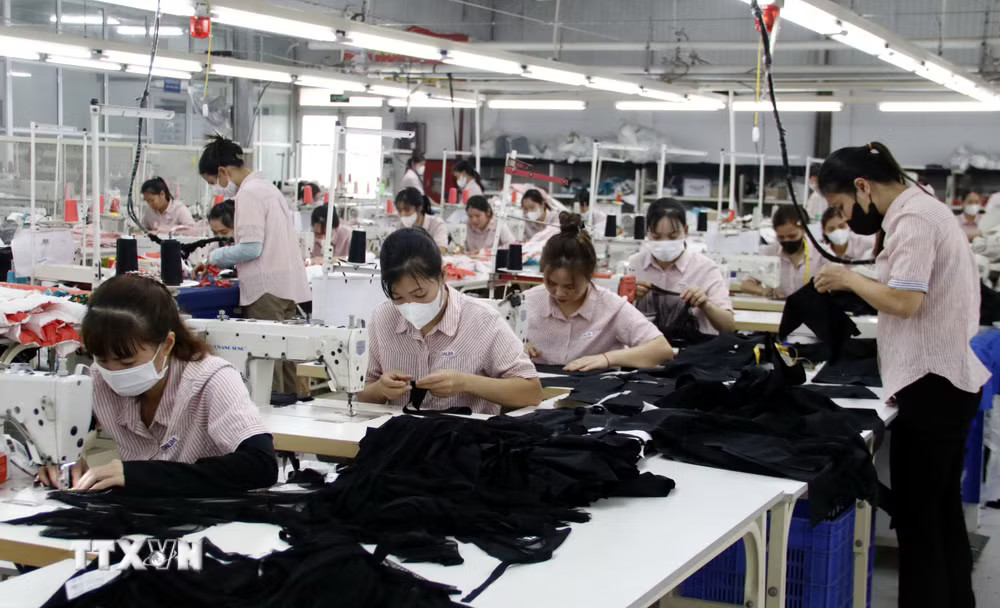 Dây chuyền sản xuất hàng xuất khẩu ở Bắc Ninh. (Ảnh: Đồng Thúy/TTXVN) ttxvn-bac-ninh-ky-vong-thu-hut-hon-6-ty-usd-von-fdi-nam-2025-8226050.jpg