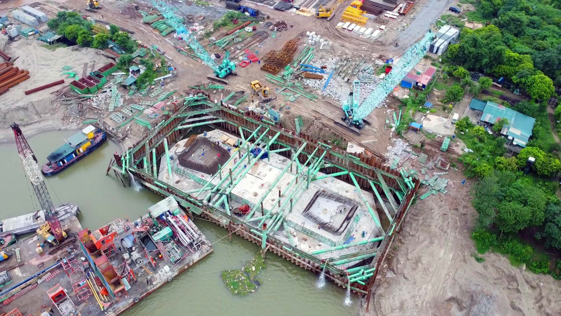 Phần móng trụ chính cầu Tứ Liên phía phường Hồng Hà đã cơ bản hoàn thành.