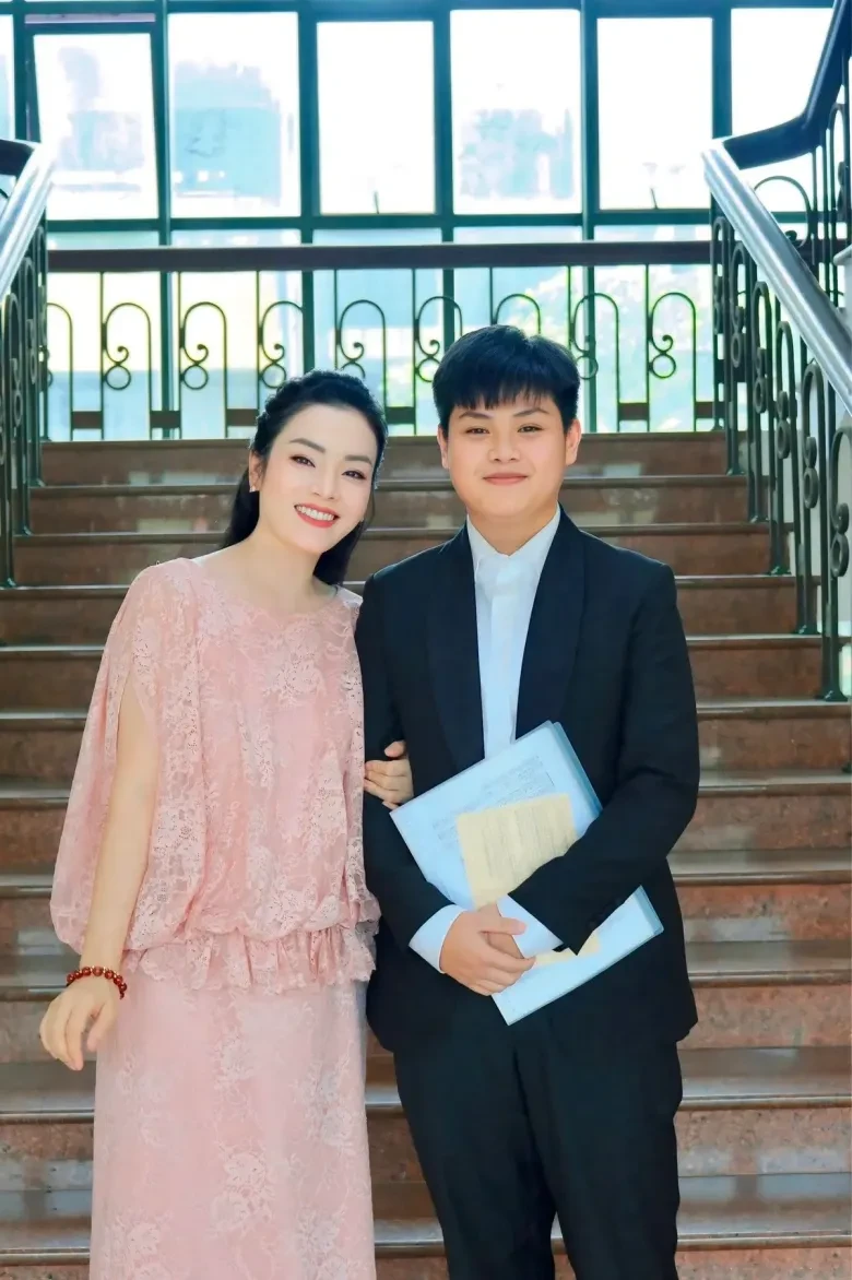 Tuấn Minh sở hữu ngoại hình điển trai, có nhiều nét giống mẹ.