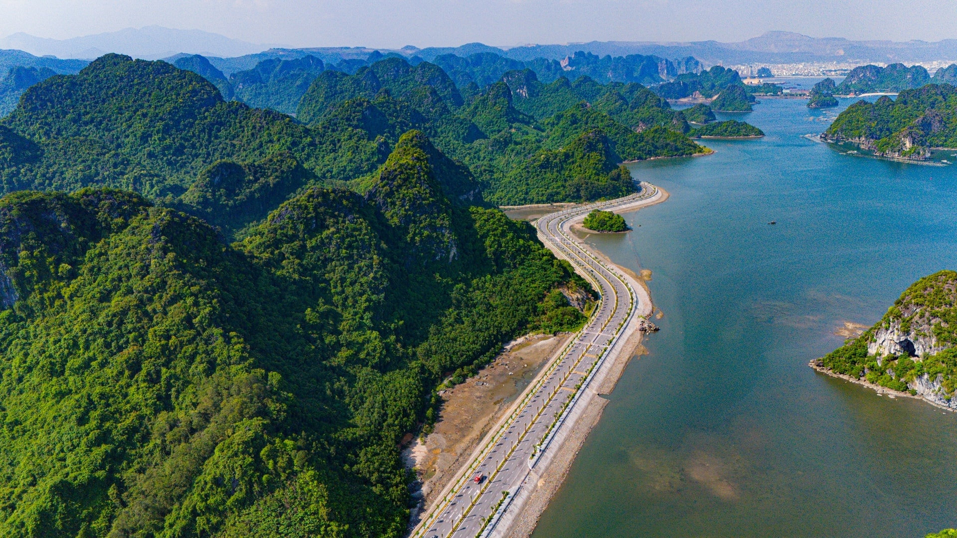 Toàn cảnh tuyến đường ven biển hiện đại kết nối Hạ Long và Cẩm Phả nhìn từ trên cao.