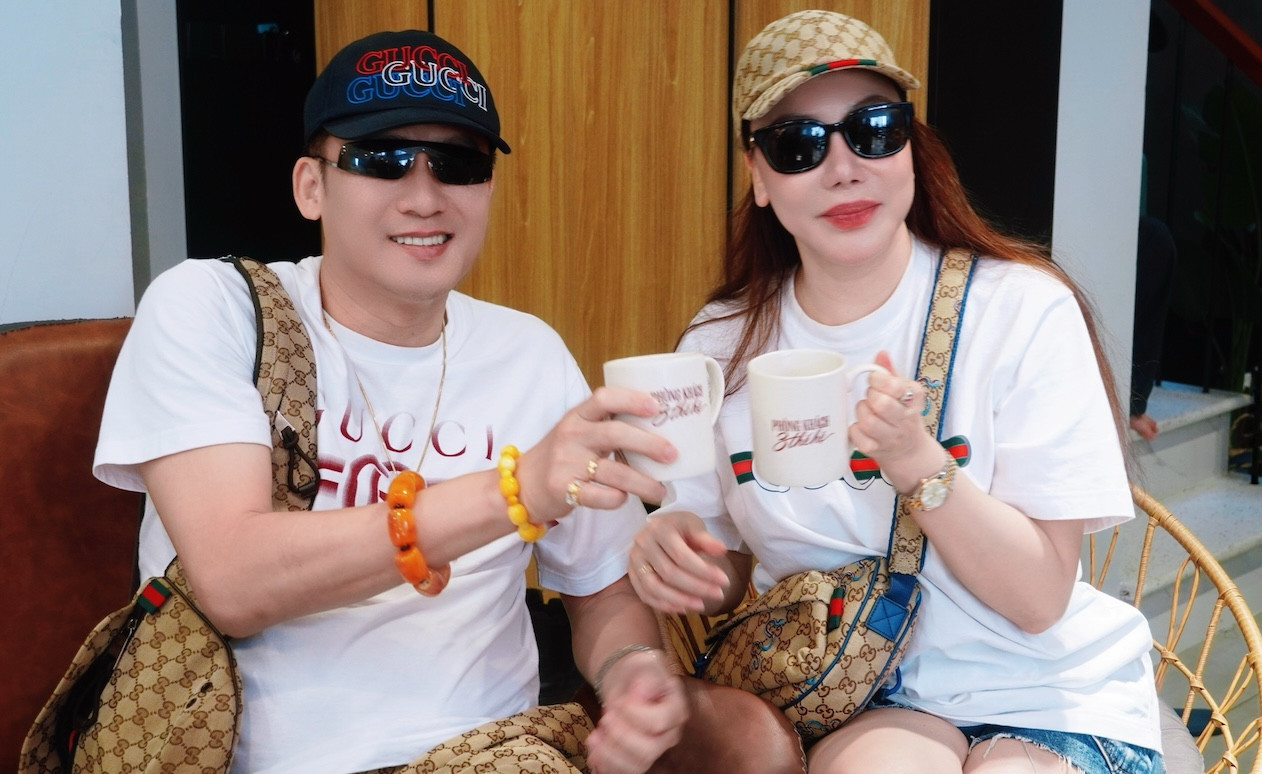 Ông xã luôn đồng hành cùng Hồ Quỳnh Hương trong các hoạt động nghệ thuật.