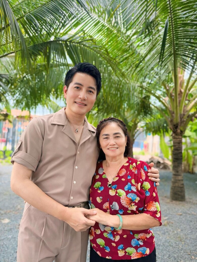 Mẹ nam ca sĩ từng là công nhân cơ khí.