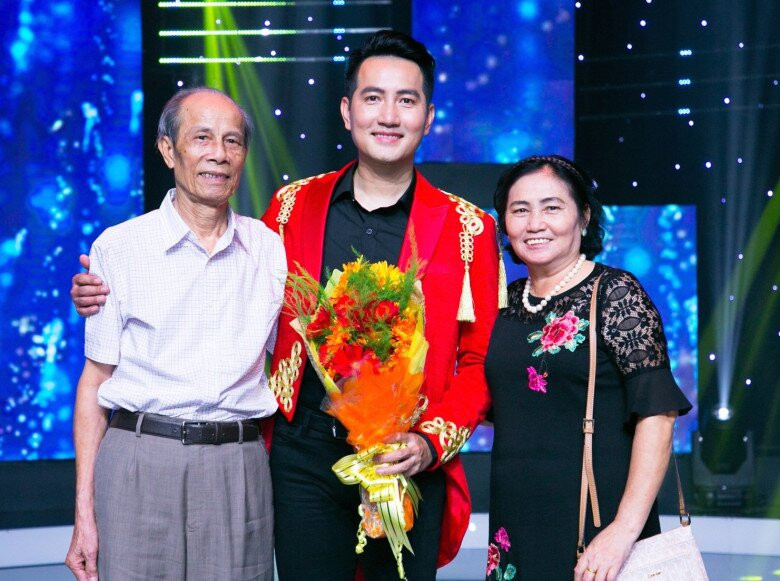 Bố mẹ là điểm tựa nghệ thuật cho anh.