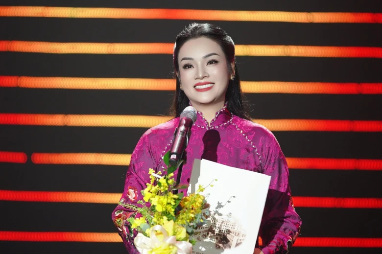 Bên cạnh các hoạt động nghệ thuật, cô còn tham gia giảng dạy.