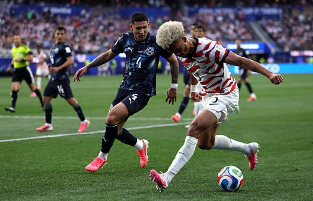 Antonee Robinson thi đấu năng nổ bên cánh trái