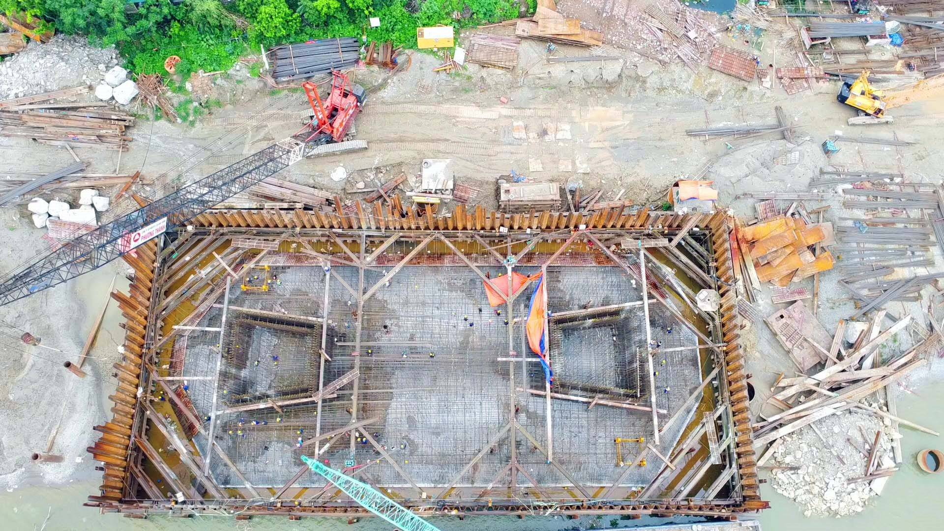 Thi công trụ chính phía Bắc cầu Tứ Liên sắp hoàn thành đổ bê tông móng.
