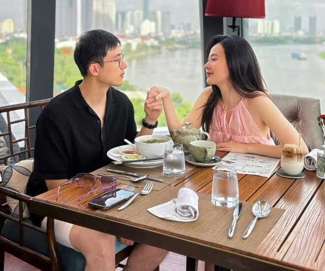 Thiếu gia Minh Đạt 2 năm giữ đúng một ánh mắt si tình khi nhìn vợ.