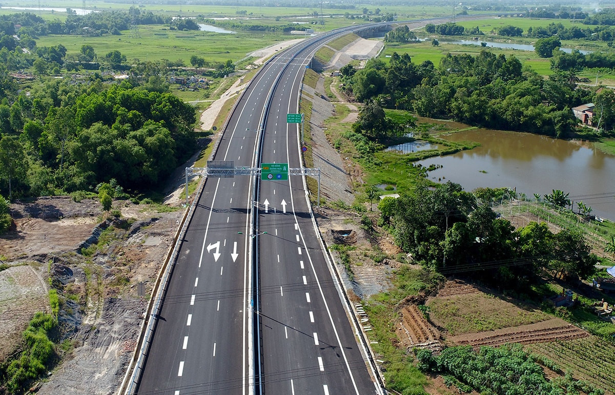 Công trường dự án cao tốc Dầu Giây - Tân Phú đang gặp khó khăn do mặt bằng chưa liên tục.