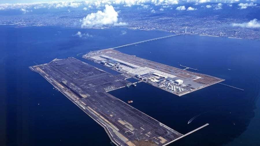 Toàn cảnh sân bay quốc tế Kansai được xây dựng trên hòn đảo nhân tạo giữa vịnh Osaka.