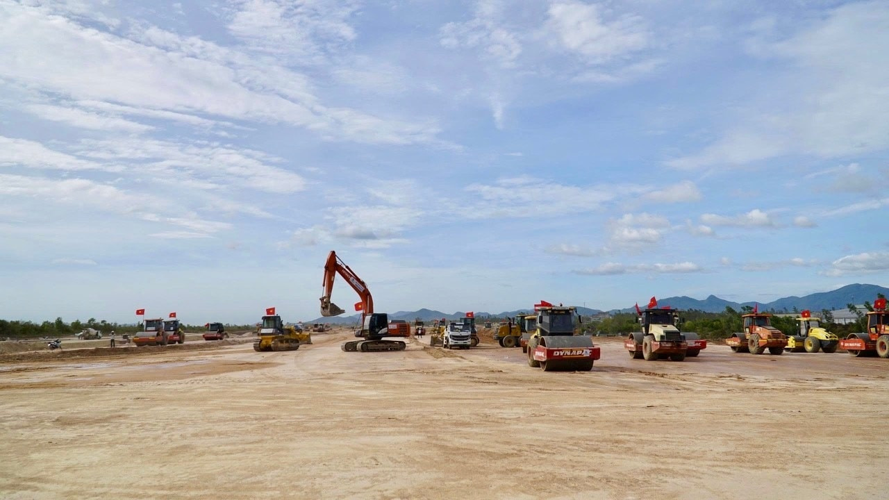 Công trường thi công đường băng số 2 tại sân bay Phù Cát
