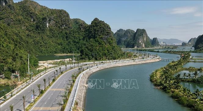 Một đoạn đường ven biển Quảng Ninh sau khi được nâng giới hạn tốc độ lên 80km/h.