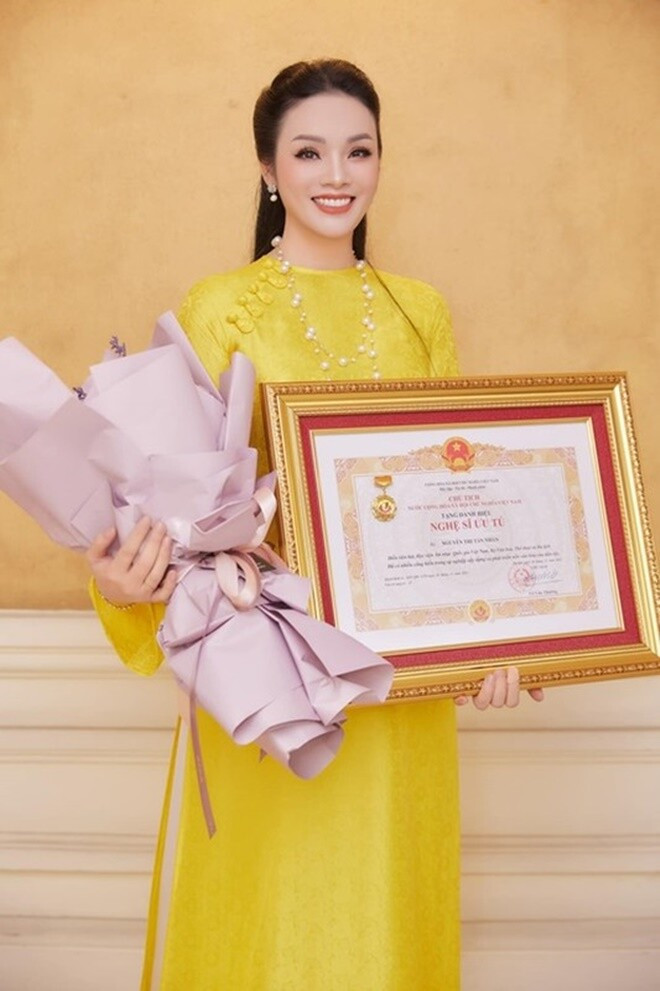 Ca sĩ Tân Nhàn nhận danh hiệu NSƯT.