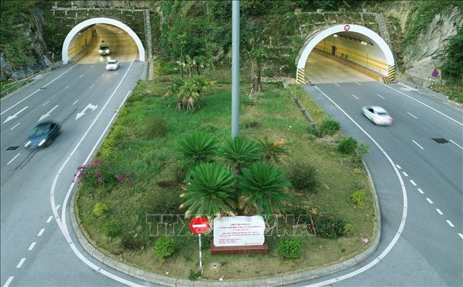 Hệ thống hầm xuyên núi đá vôi hiện đại trên trục đường ven biển Quảng Ninh.