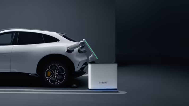 Cánh tay robot sạc xe điện Xiaomi Auto tự động hóa quy trình nạp năng lượng