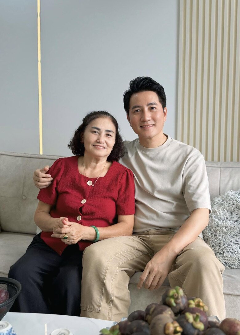 Ca sĩ Nguyễn Phi Hùng và mẹ.
