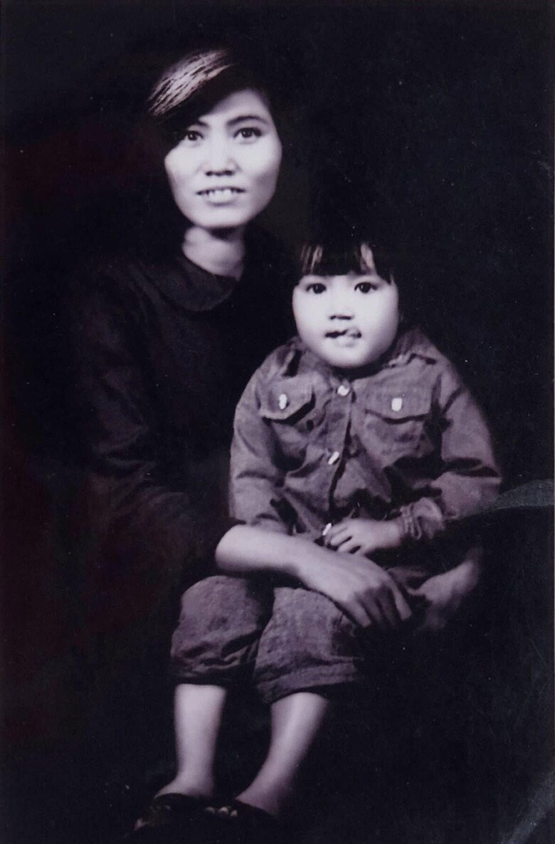 Nguyễn Phi Hùng thuở nhỏ bên mẹ.