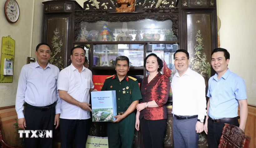 Phó Thủ tướng Phạm Thị Thanh Trà cùng lãnh đạo tỉnh Lào Cai thăm gia đình thương binh Đoàn Đình Thành, trú tại phường Yên Bái. (Ảnh: Đinh Thùy/TTXVN)