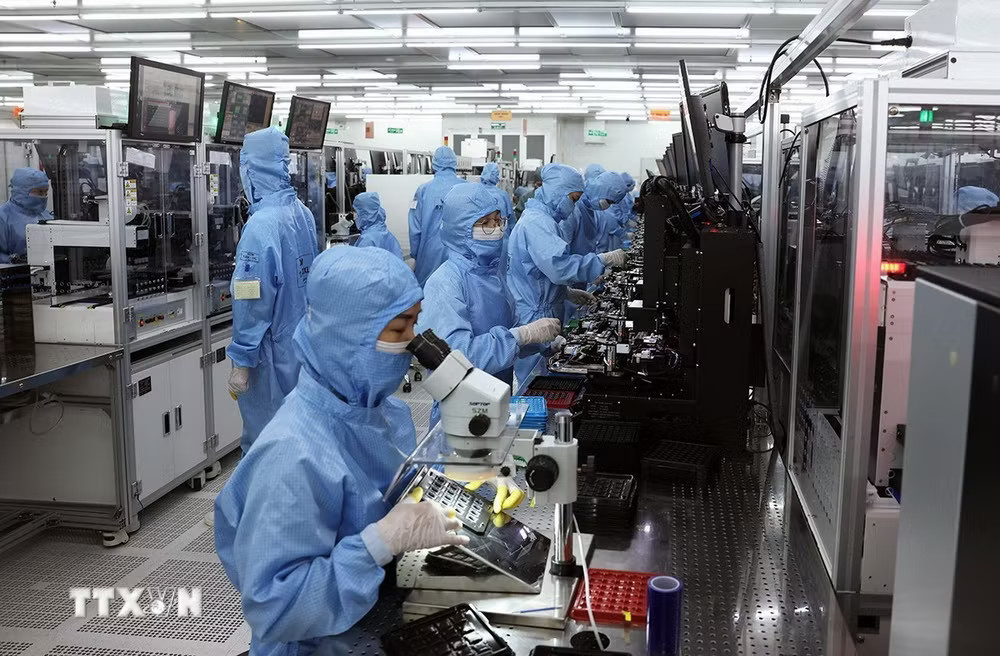 Dây chuyền sản xuất module camera và linh kiện điện tử xuất khẩu tại nhà máy của Công ty trách nhiệm hữu hạn MCNEX VINA (100% vốn Hàn Quốc), khu công nghiệp Phúc Sơn, tỉnh Ninh Bình. (Ảnh: Vũ Sinh/TTXVN) ttxvn-0711-fdi-4.jpg