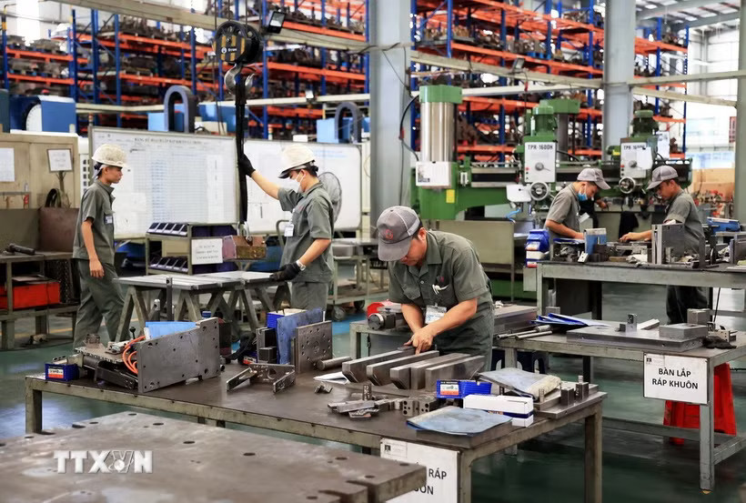 Công nhân làm việc tại Công ty Cơ khí Động lực Toàn Cầu, khu công nghiệp Giang Điền, phường Trảng Bom. (Ảnh: Hồng Đạt/TTXVN)