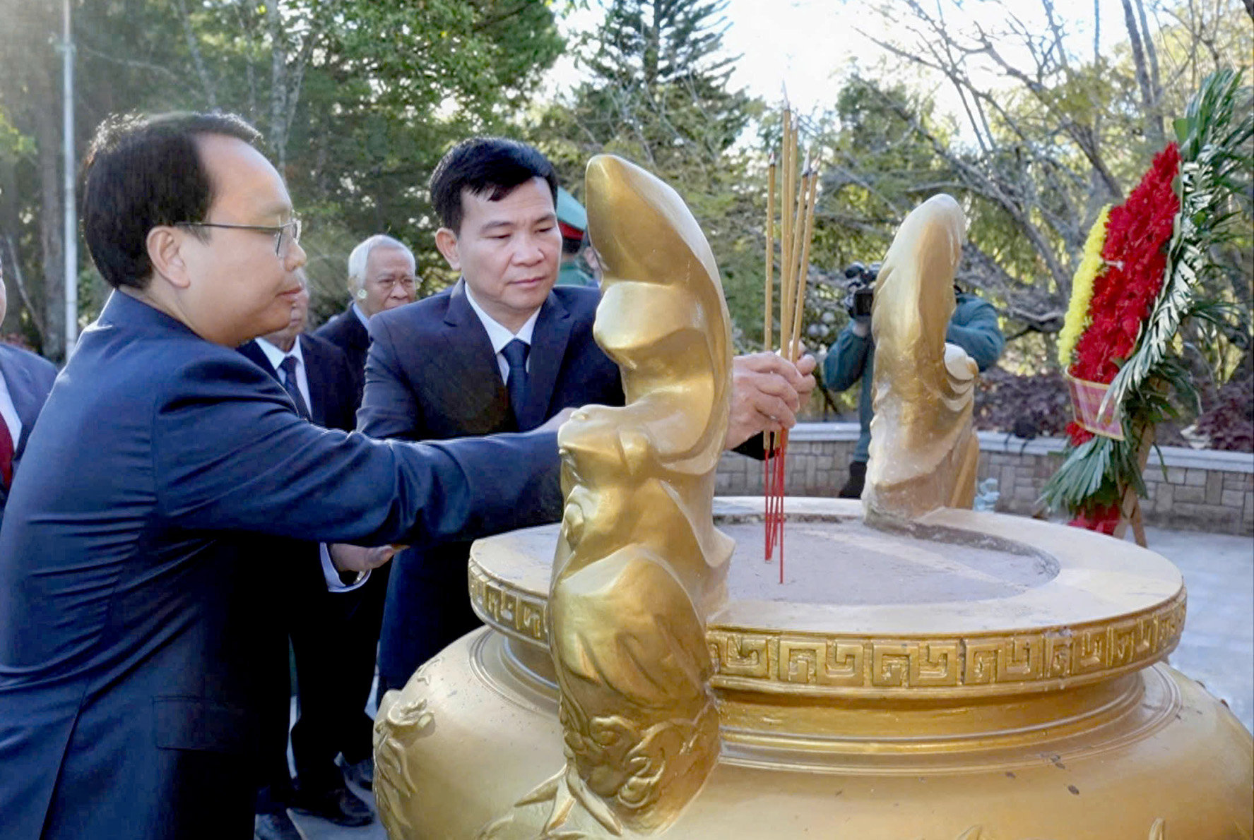 Ủy viên Ban Chấp hành Trung ương Đảng, Phó Bí thư Tỉnh ủy, Chủ tịch UBND tỉnh Hồ Văn Mười và Phó Bí thư Thường trực Tỉnh ủy Đặng Hồng Sỹ dâng hương lên Đài liệt sĩ