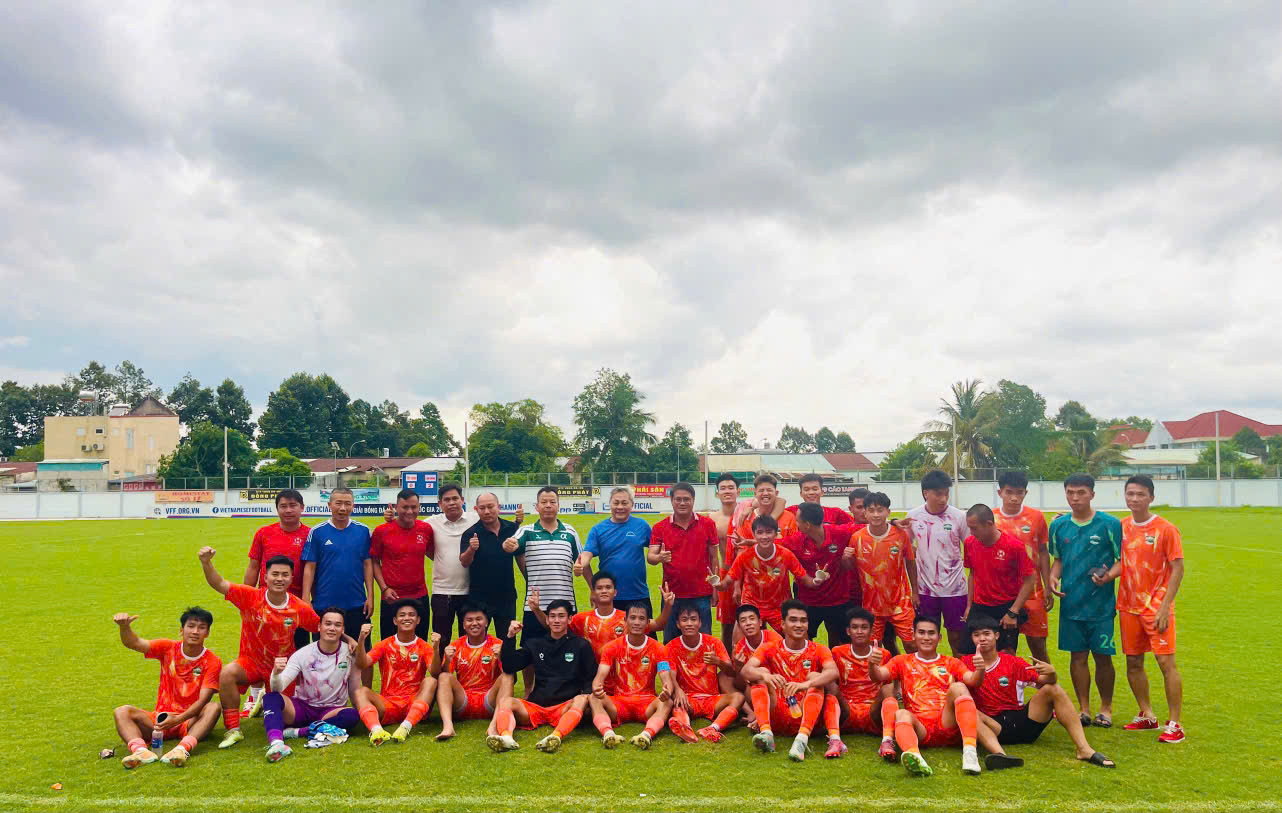 Head coach Tran Van Toan and Lam Dong players celebrate securing a place in the finals after a 2-0 victory over Tay Ninh in the 12th round
