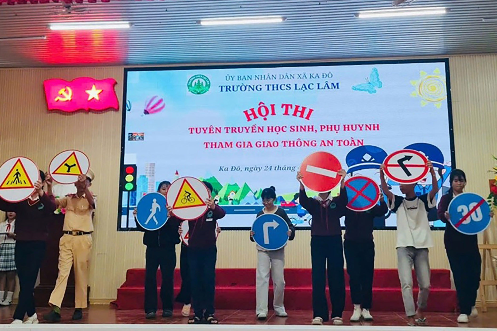 anh-le-lam-hoan-bao-cung-cong-an-xa-phoi-hop-doan-tntp-ho-chi-minh-xa-ka-do-trien-khai-tuyen-truyen-ve-atgt-trong-hoc-sinh.jpg