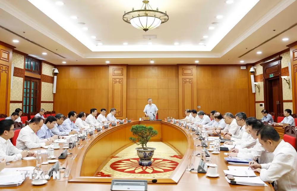 Party General Secretary To Lam chairs a meeting on the review of the implementation of Resolution No. 36-NQ/TW. (Photo: VNA)