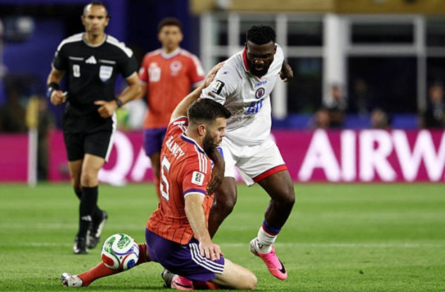 Trung vệ Grant Hanley là điểm tựa thép nơi hàng thủ