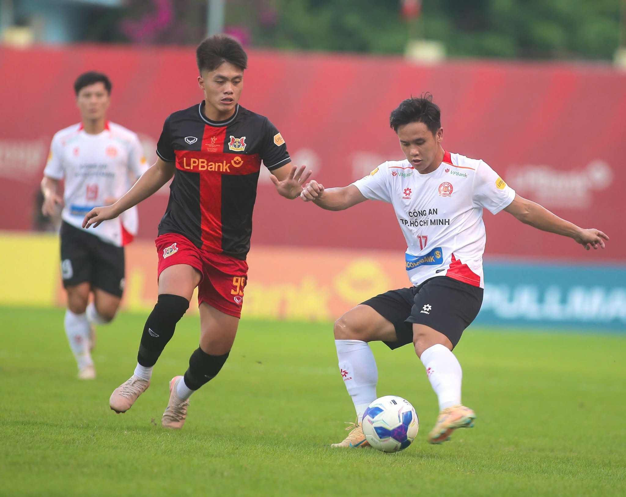 Ninh Bình nỗ lực tấn công nhưng gặp bế tắc trước hàng thủ kỷ luật của CA TPHCM.