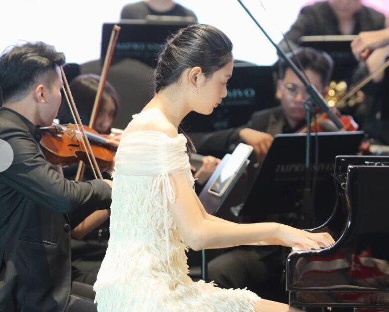 Tiểu Panda trình diễn piano cùng dàn nhạc giao hưởng chuyên nghiệp.