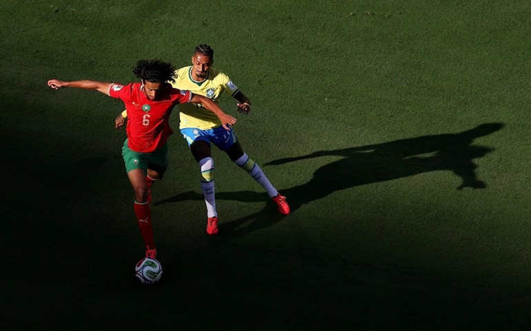 Sao mai 18 tuổi Ayyoub Bouaddi làm chủ tuyến giữa trong trận đấu với Brazil.