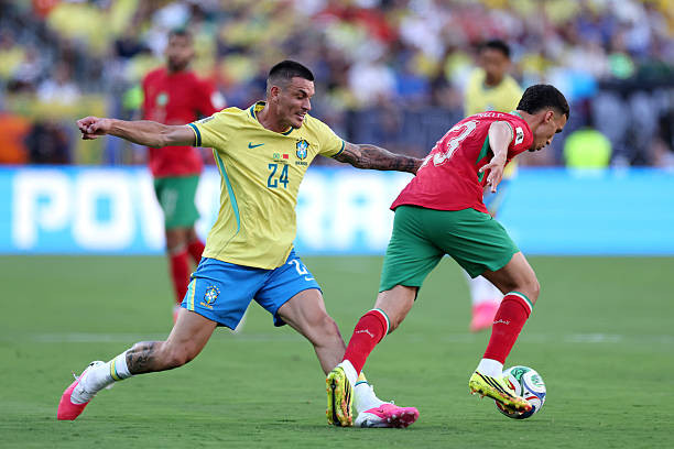 Roger Ibanez là mắt xích yếu nhất trong hệ thống phòng ngự của Brazil trước các cầu thủ Morocco.