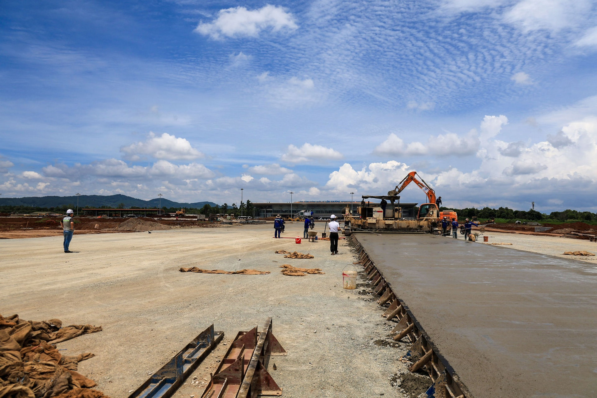 Công nhân thi công đường lăn tại sân bay Liên Khương