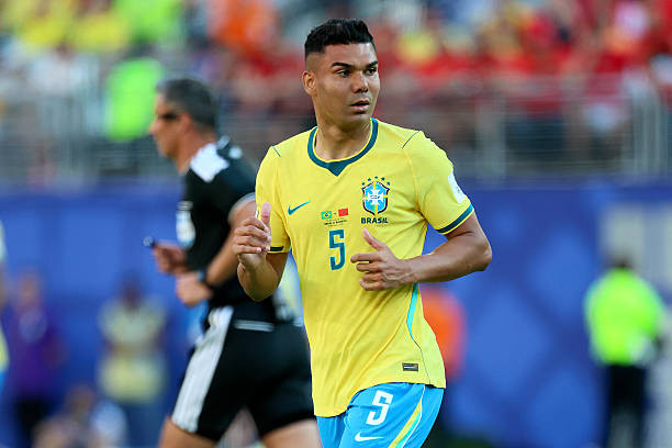Casemiro gặp khó khăn trong việc duy trì nhịp độ và phải rời sân sớm ngay đầu hiệp hai.