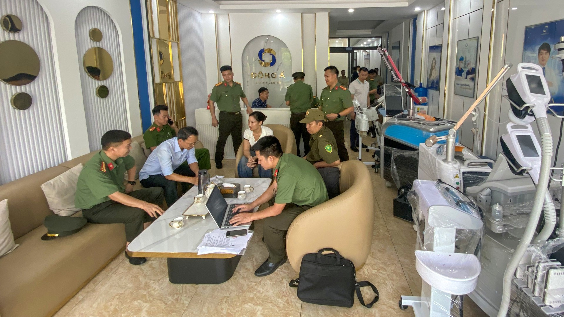 Lực lượng chức năng thực hiện lệnh khám xét tại cơ sở thẩm mỹ ở Phường Vĩnh Phúc, Tỉnh Phú Thọ.