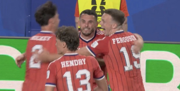 John McGinn ghi bàn thắng quan trọng cho Scotland trong hiệp một.