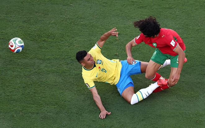Tiền vệ Casemiro thất thế trước sức trẻ của hàng tiền vệ Morocco.