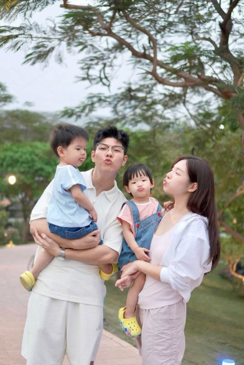 Họ có cặp sinh đôi tên Cue, Cam vô cùng đáng yêu.
