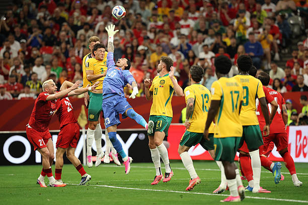 Thủ thành Ugurcan Cakir trong một tình huống đối đầu với Australia