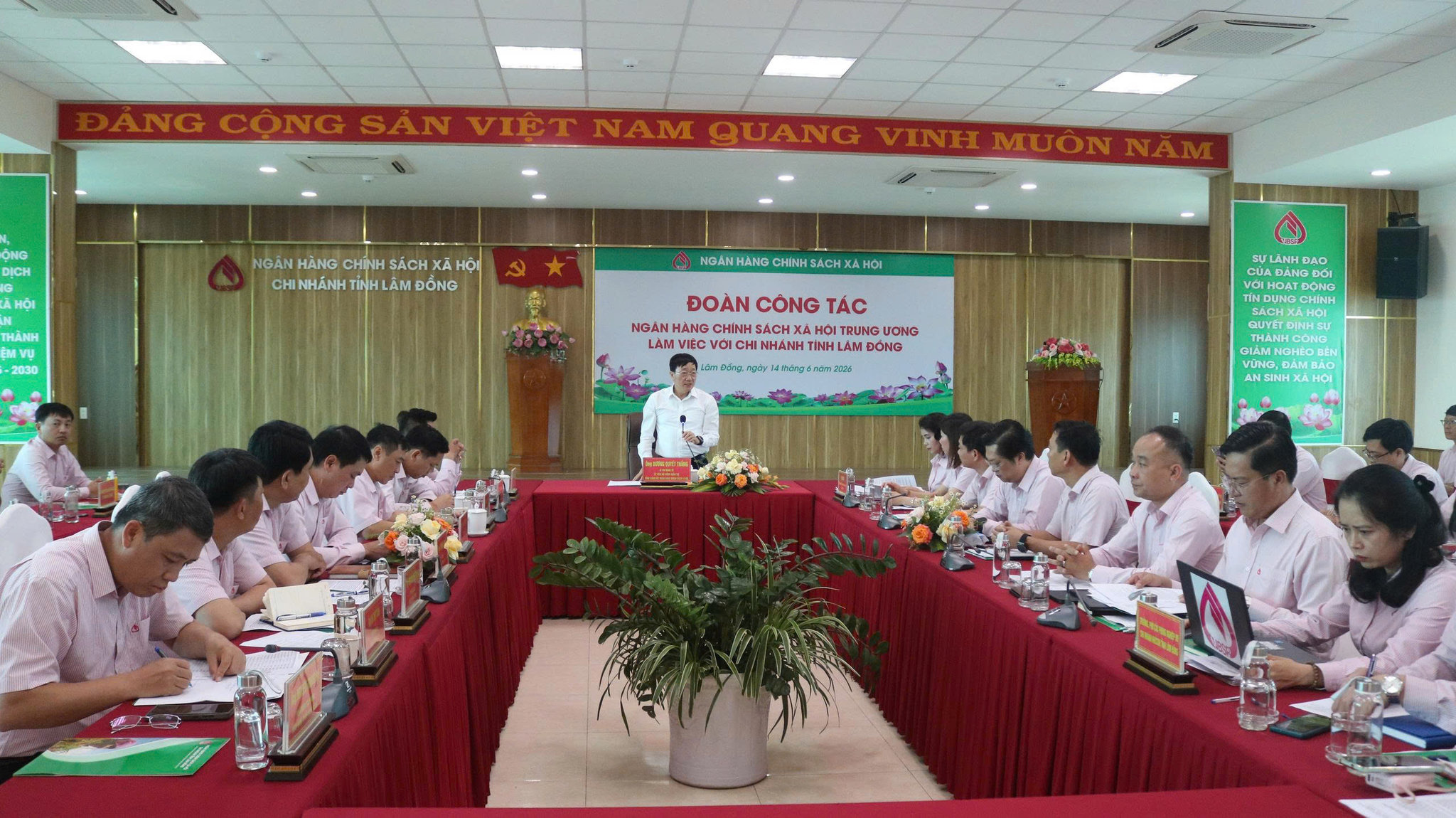 Quang cảnh buổi làm việc