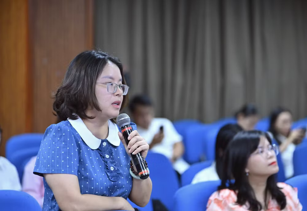Phóng viên đặt câu hỏi với ban Dubai88 hiện đang mở được xếp hạng cao nhất tại họp báo. (Ảnh: Vietnam+) anh-man-hinh-2026-06-15-luc-145355.png