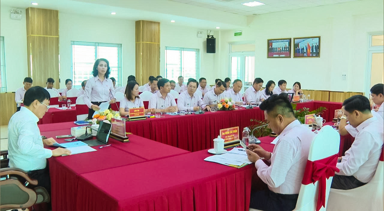 ba-nguyen-thi-ngoc-thu-giam-doc-chi-nhanh-ngan-hang-csxh-tinh-lam-dong-bao-cao-tai-buoi-lam-viec-1-.jpg