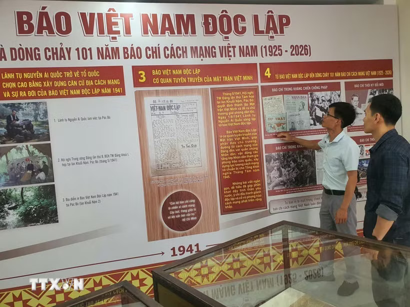 Các đại biểu đến dự tọa đàm “Báo Việt Nam Độc lập và dòng chảy 101 năm Báo chí cách mạng Việt Nam