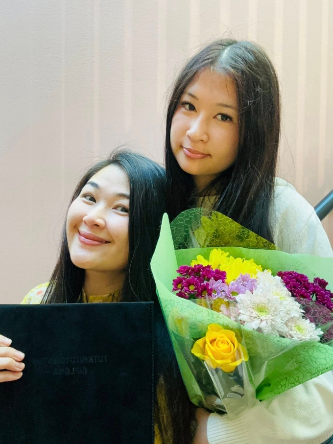 Mạc Anh Thư và con gái Ngọc Uyên tại lễ tốt nghiệp ở Phần Lan.