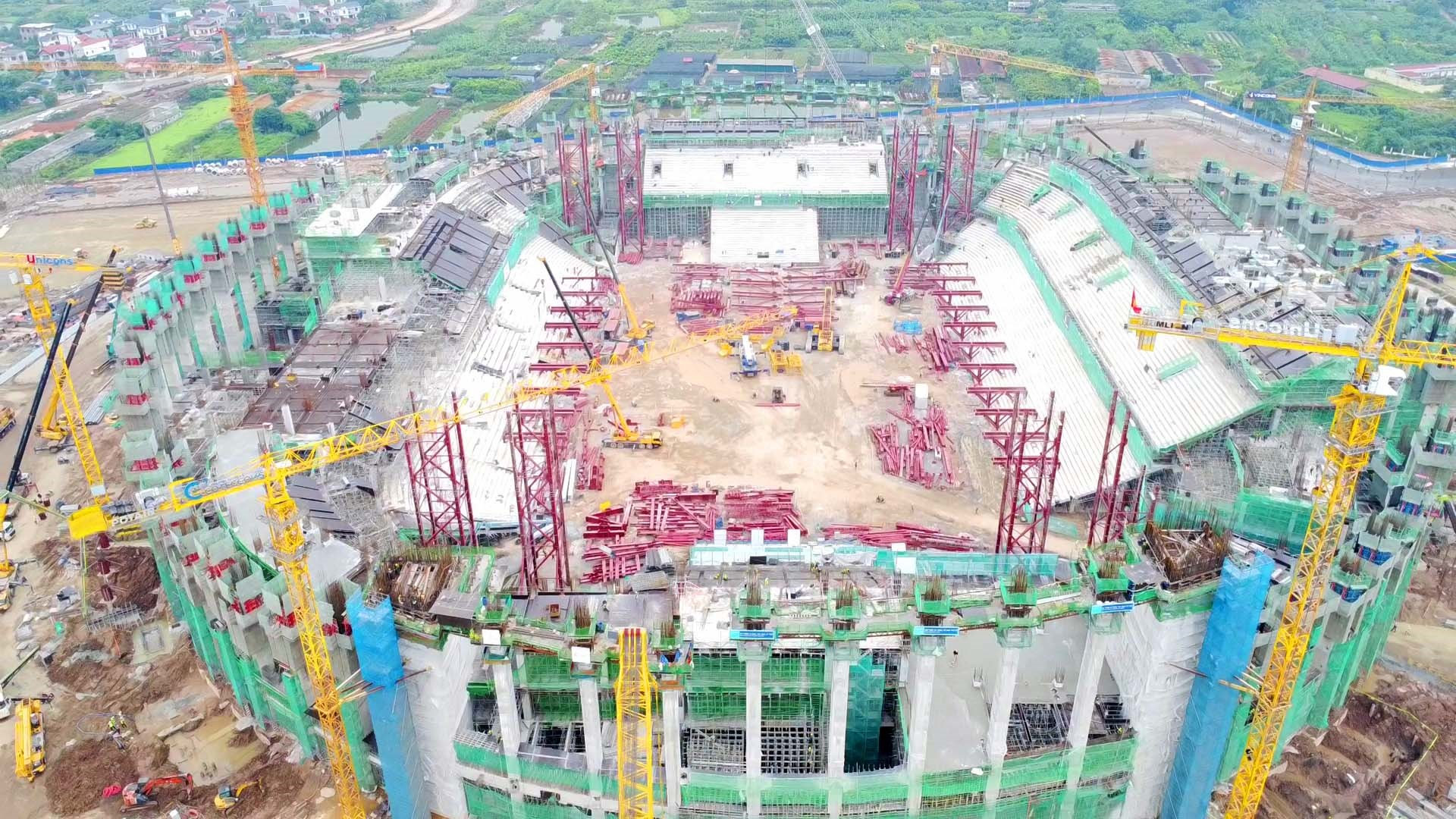 Các cột trụ bê tông cốt thép tại công trường sân vận động PVF