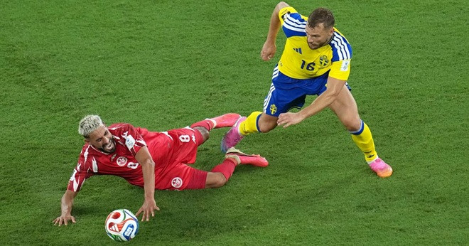 Jesper Karlstrom kiểm soát tuyến giữa